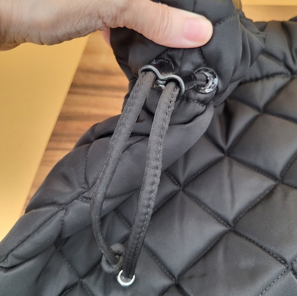 Michael Kors Black Quilted Tote w/sig Logo Lining, Magnetic & Drawstring Closure - Picture 9 of 11